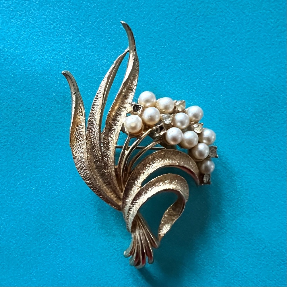 Vintage Gold Pearl Cluster Brooch with Leaf Design - Picture 5 of 5